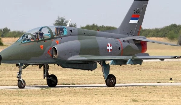 Νεκρός ο ένας πιλότος μετά από πτώση στρατιωτικού αεροσκάφους στη Σερβία